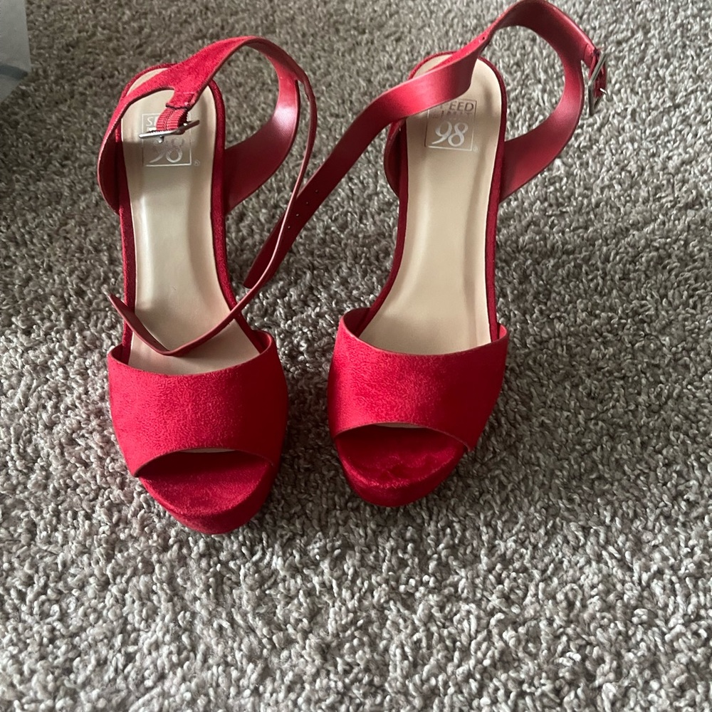 Red pump never worn - Picture 2 of 3